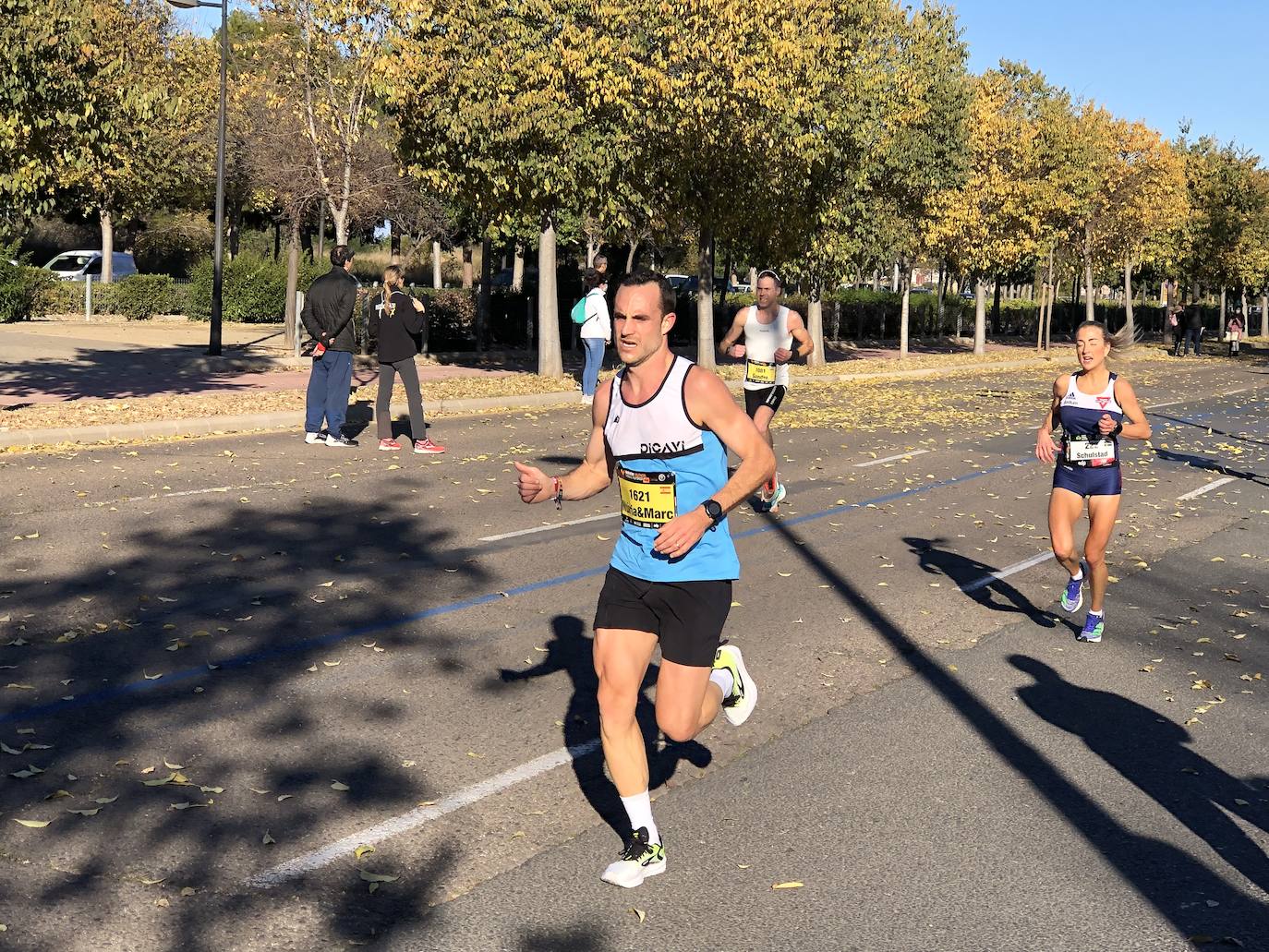 14.000 corredores hacen frente a una dura jornada marcada por las rachas muy fuertes de viento