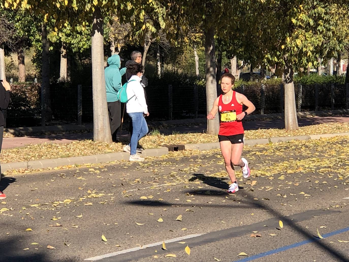 Tras pasar por el centro de la ciudad los participantes llegaban al entorno del Bioparc para comenzar el último tramo de la carrera.