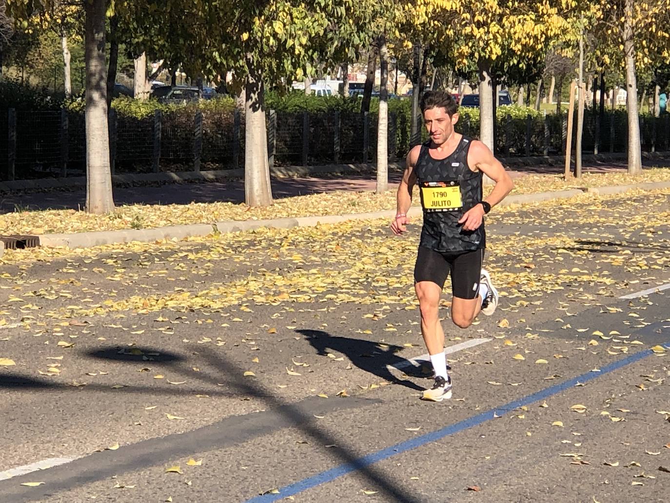 Tras pasar por el centro de la ciudad los participantes llegaban al entorno del Bioparc para comenzar el último tramo de la carrera.