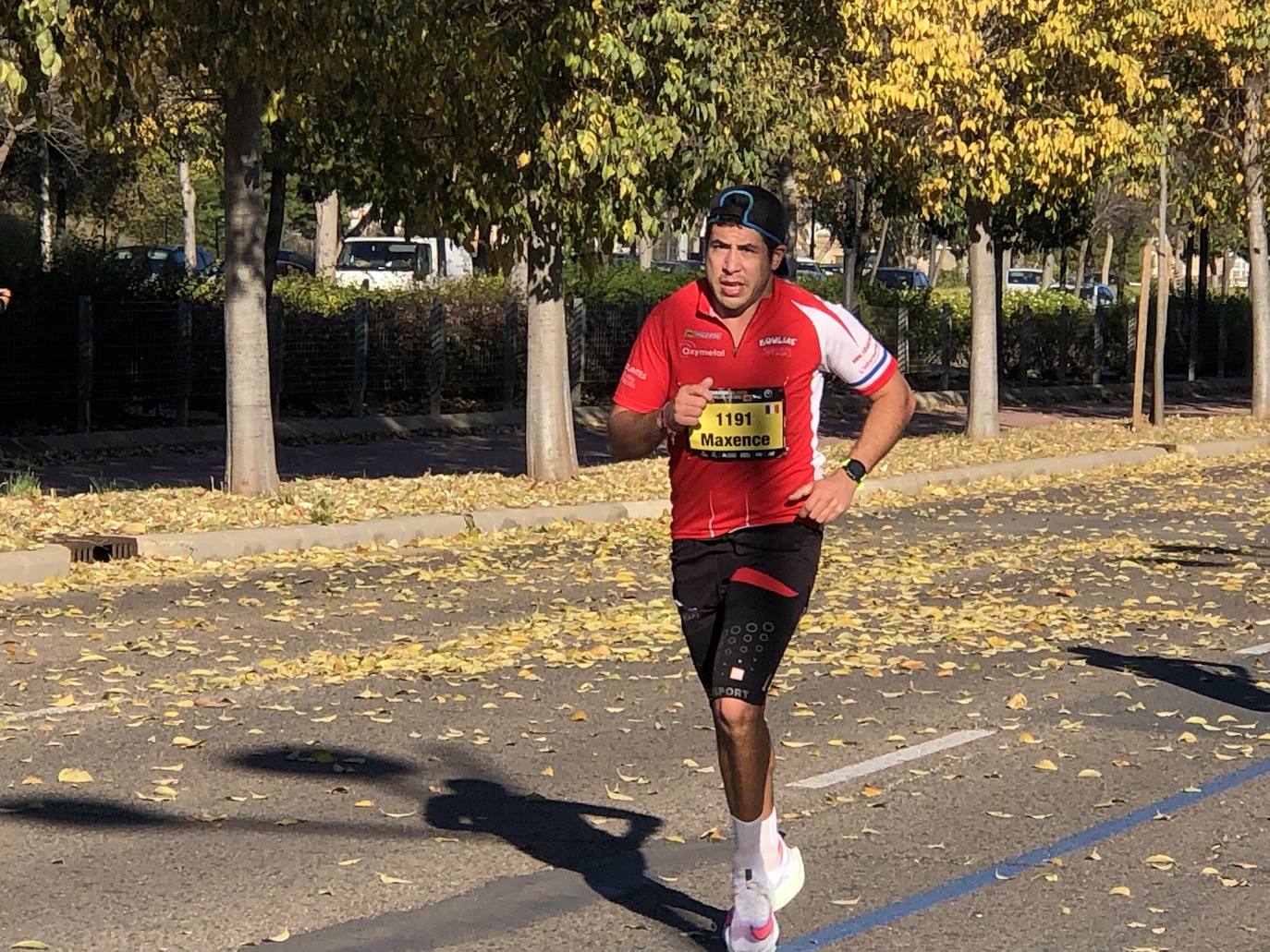 Tras pasar por el centro de la ciudad los participantes llegaban al entorno del Bioparc para comenzar el último tramo de la carrera.