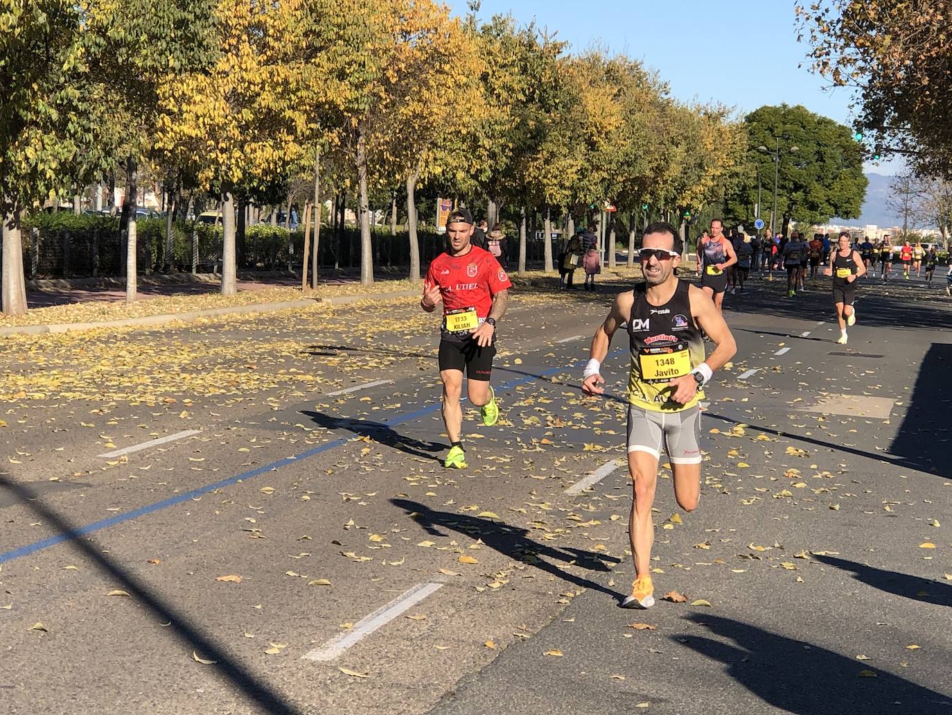 Los corredores encaran el último tramo del recorrido.