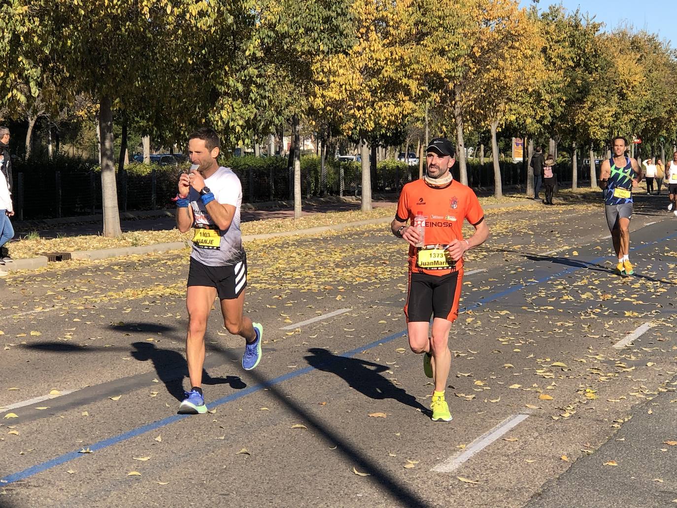 Los corredores encaran el último tramo del recorrido.