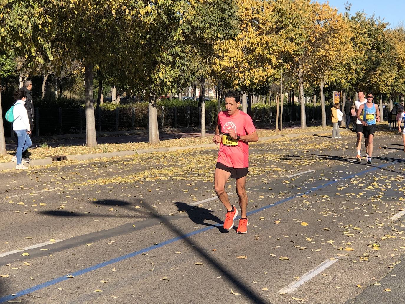 Los corredores encaran el último tramo del recorrido.