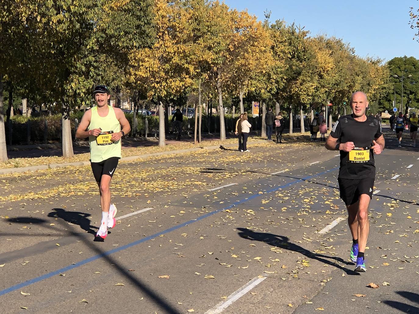 Los corredores encaran el último tramo del recorrido.