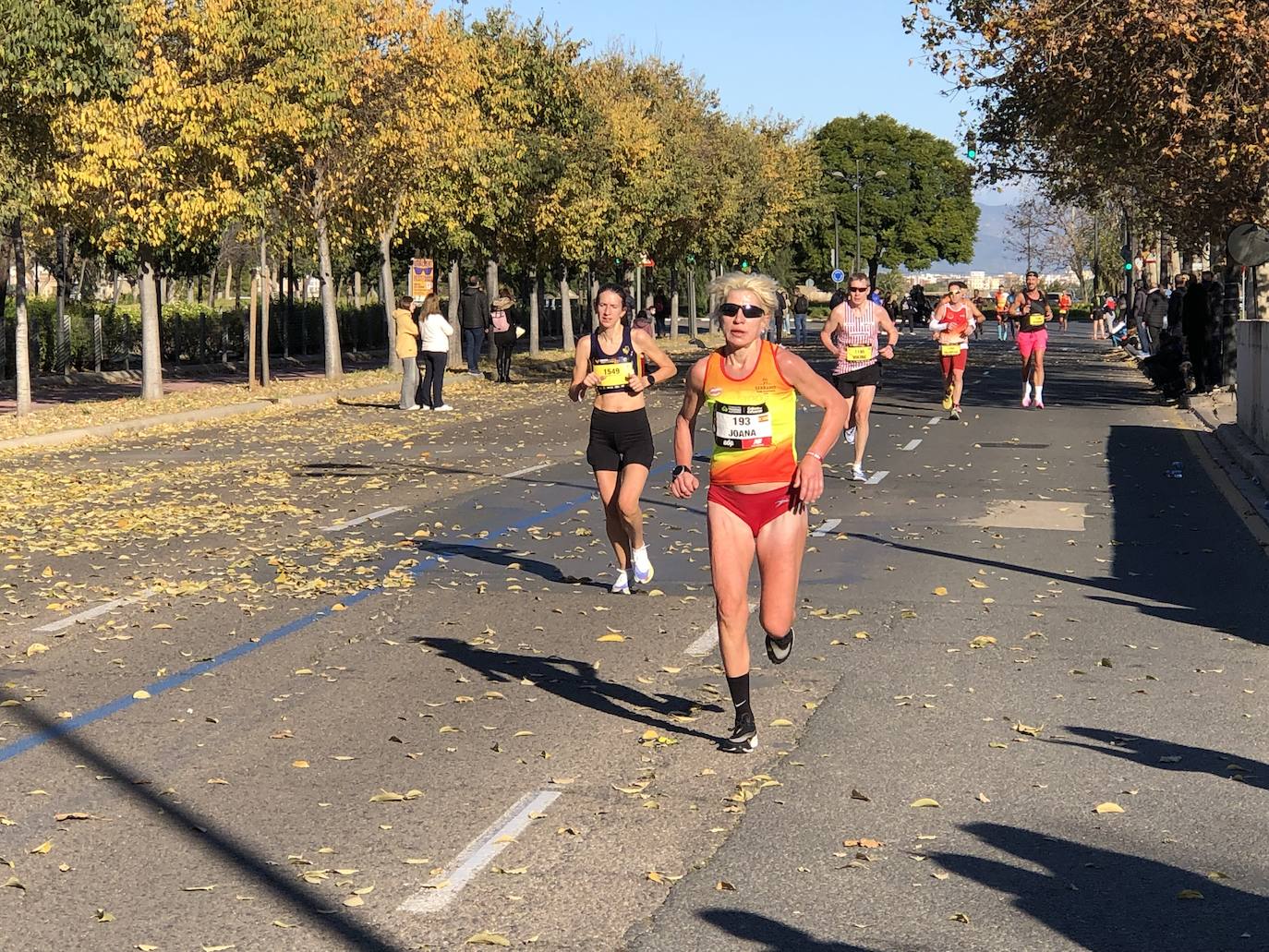 Los corredores encaran el último tramo del recorrido.