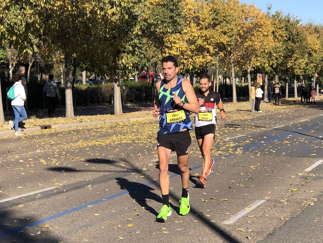 Los corredores encaran el último tramo del recorrido.