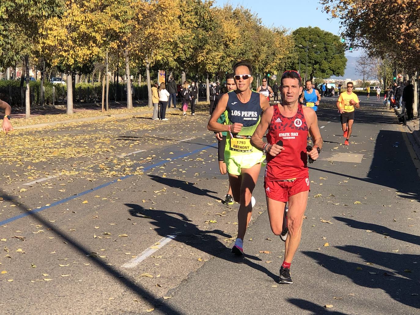 Los corredores encaran el último tramo del recorrido.