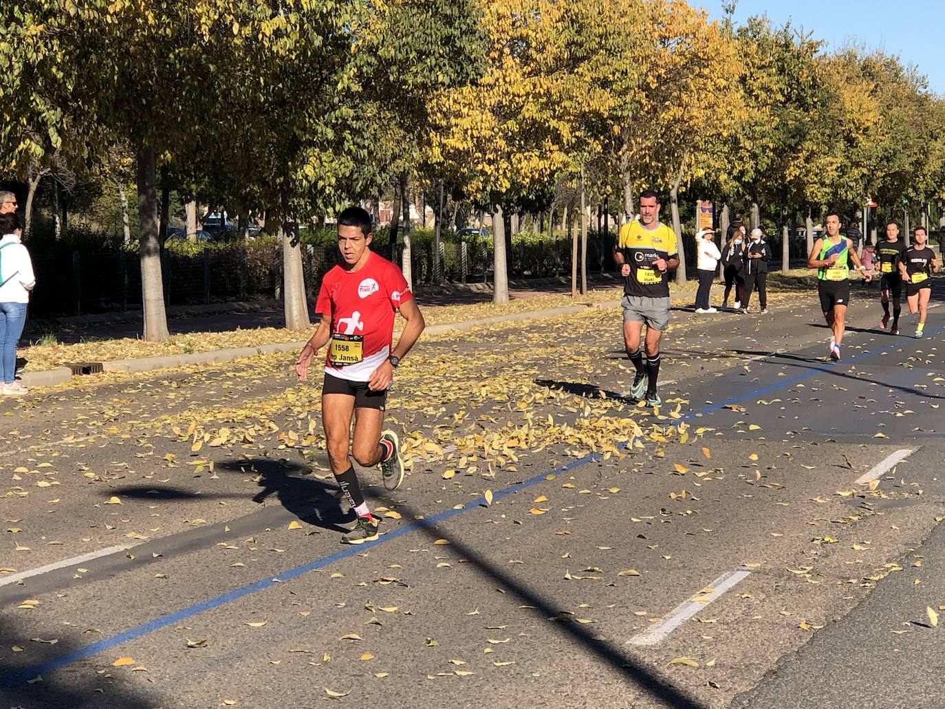 Los corredores encaran el último tramo del recorrido.