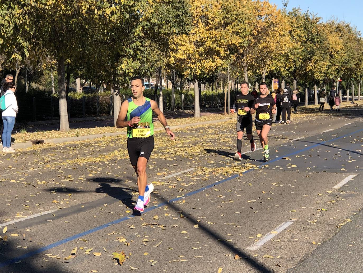 Los corredores encaran el último tramo del recorrido.