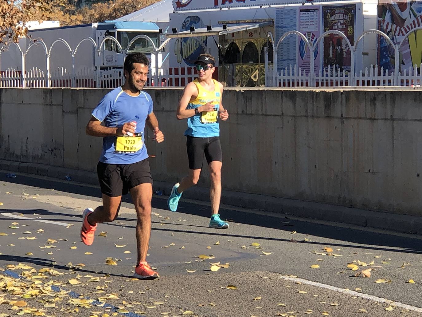 Los corredores encaran el último tramo del recorrido.