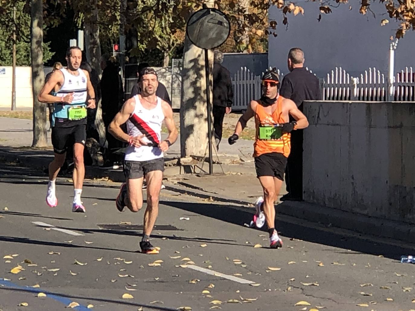 Los corredores encaran el último tramo del recorrido.