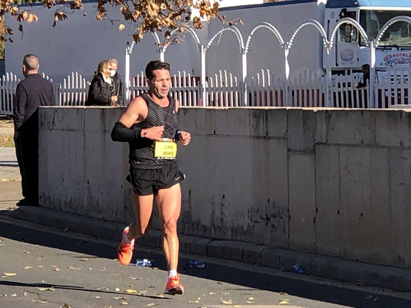 Los corredores encaran el último tramo del recorrido.