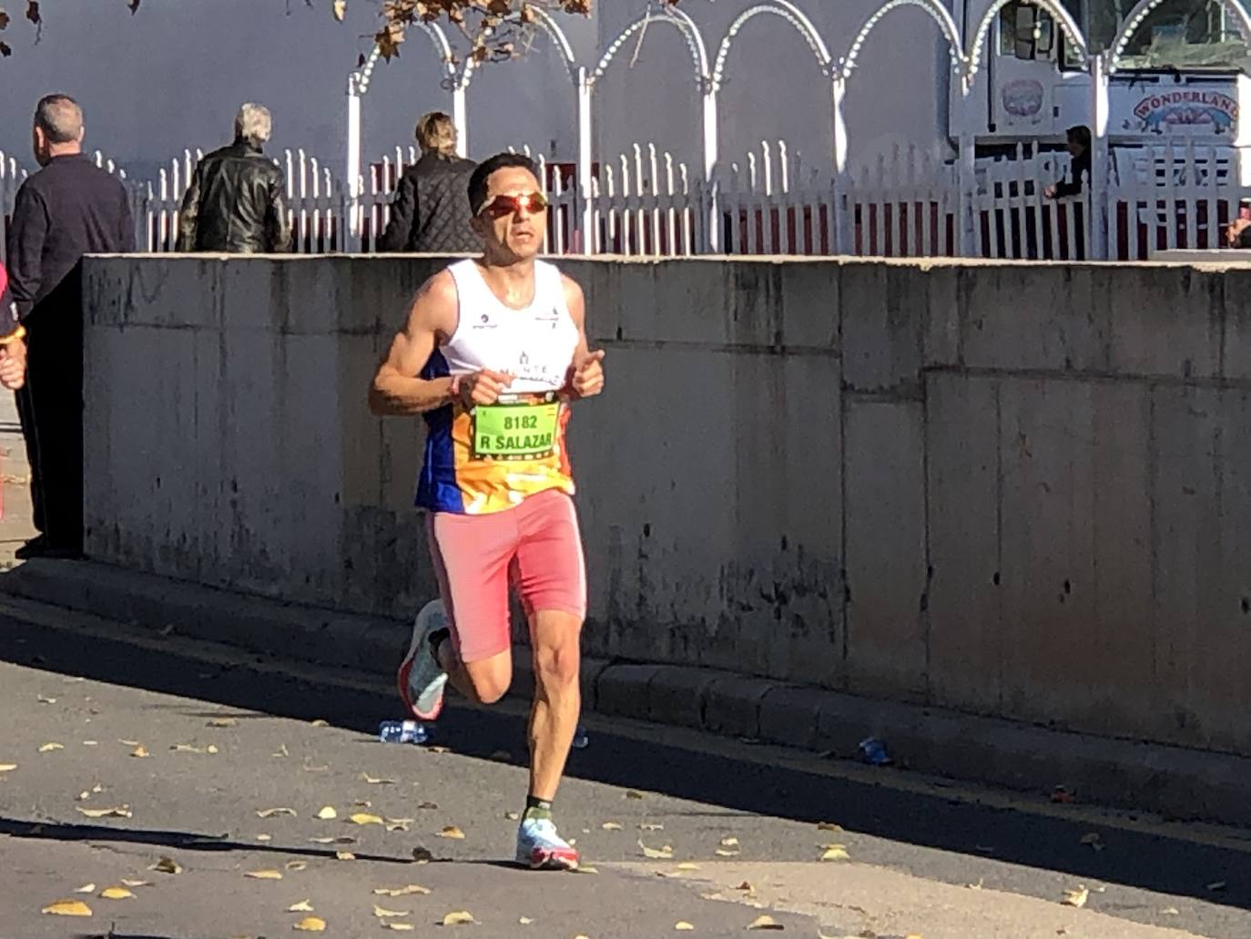 Los corredores encaran el último tramo del recorrido.