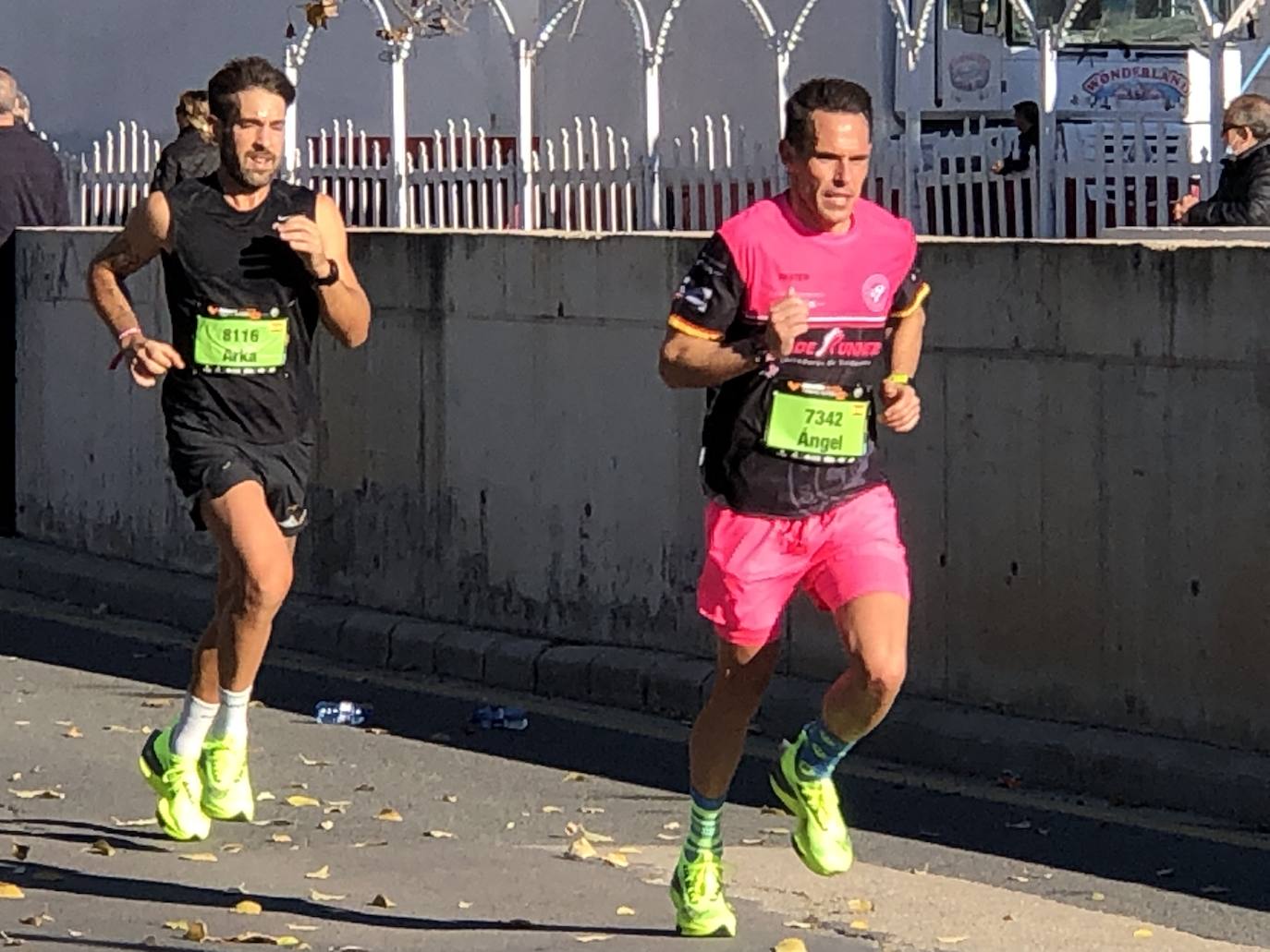 Los corredores encaran el último tramo del recorrido.