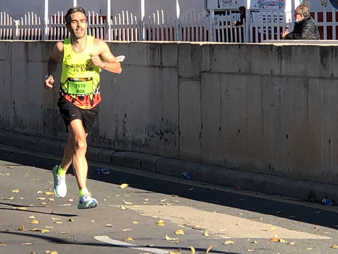 Los corredores encaran el último tramo del recorrido.