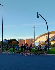 Imagen secundaria 2 - Segunda oleada de corredores a su salida desde el puente de Monteolivete. 