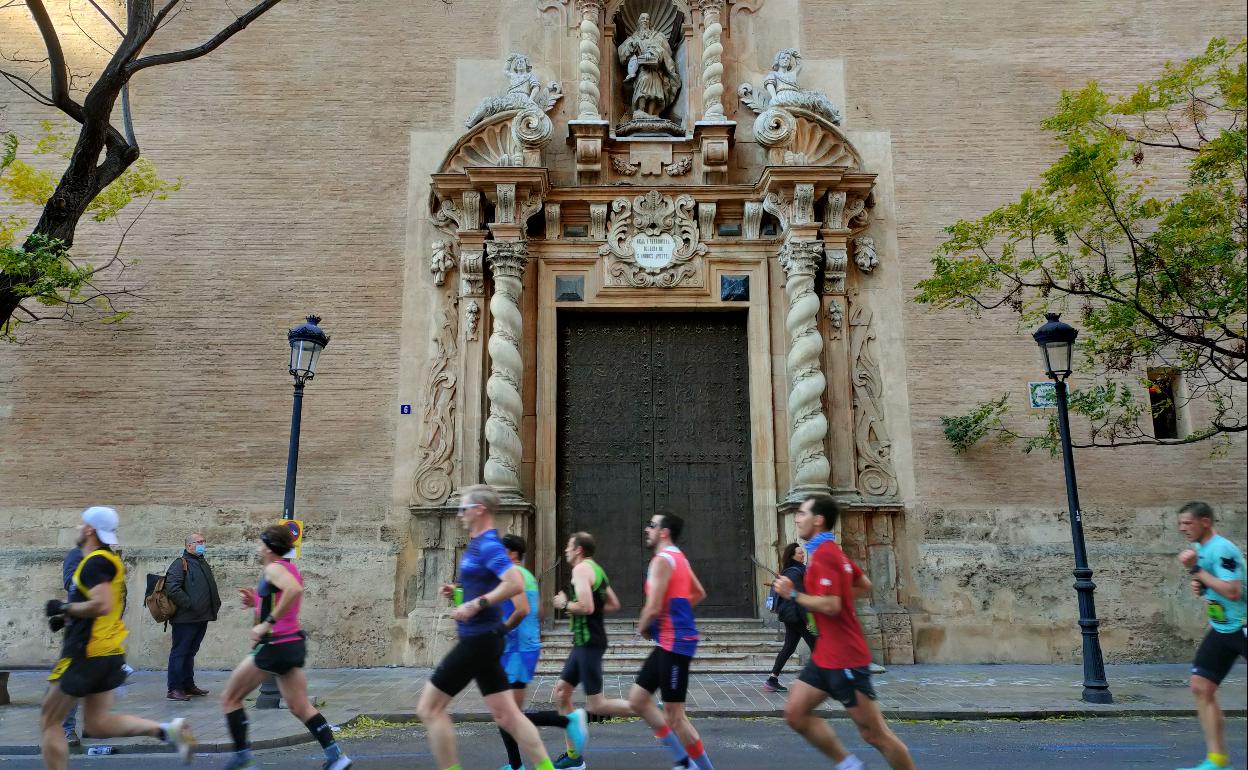 El Maratón a su paso por la iglesia de San Juan de la Cruz. 