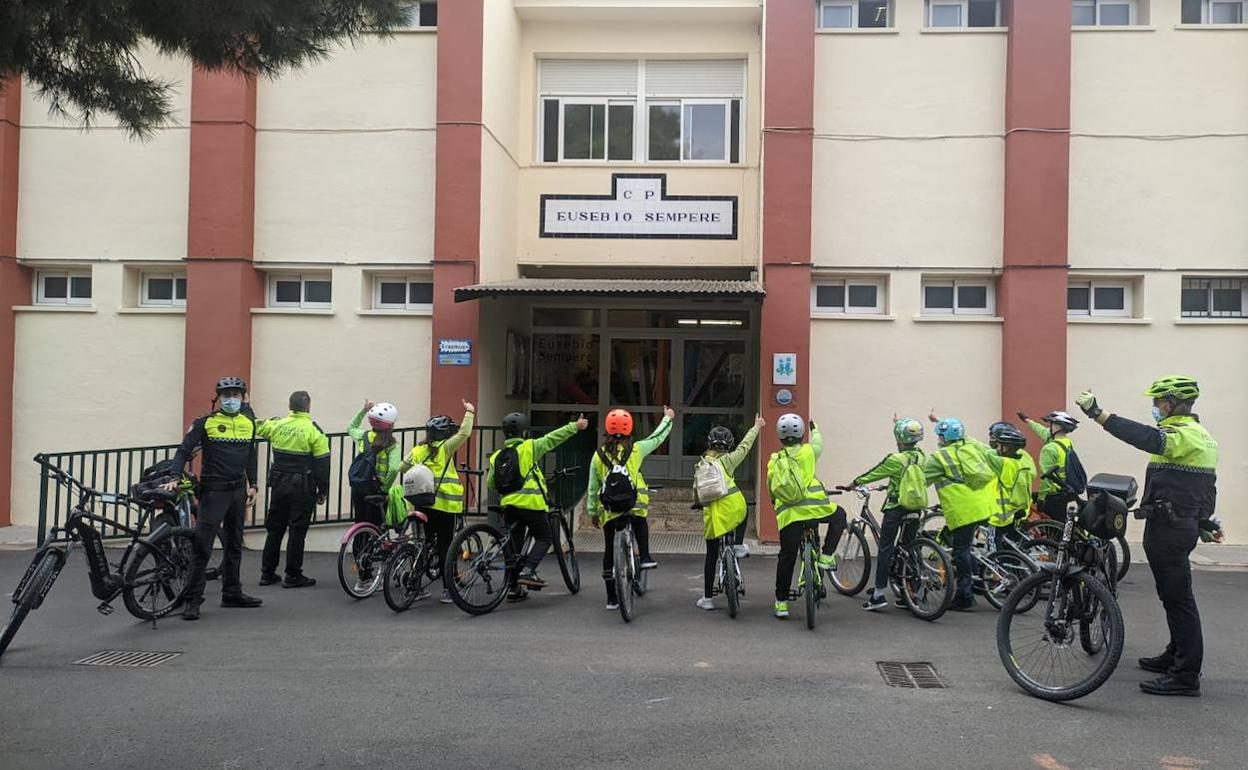 Policías locales y niños participantes en el programa 'Biciescuela' de Alicante. 