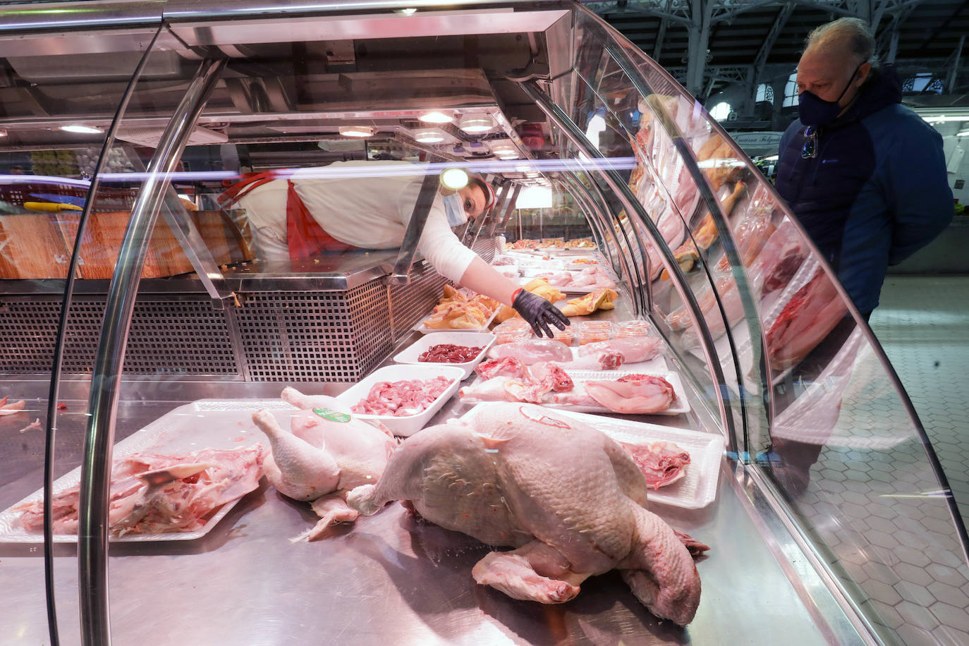 Los puestos del Mercado Central reciben se engalanan para prepararse ante la visita de los consumidores, que adelantan sus compras para las comidas y cenas de Navidad. 