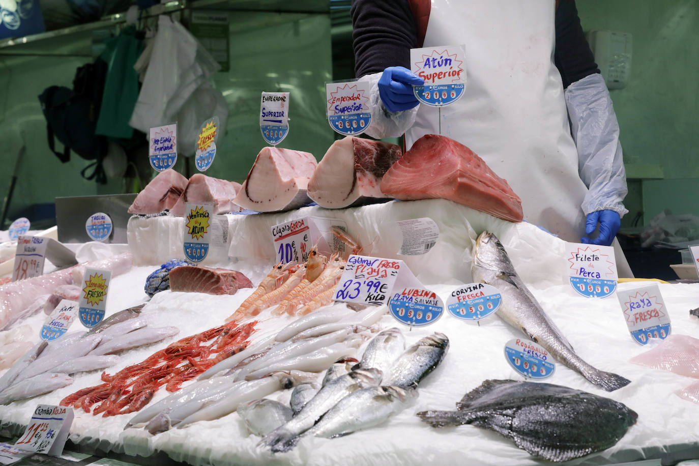 Los puestos del Mercado Central reciben se engalanan para prepararse ante la visita de los consumidores, que adelantan sus compras para las comidas y cenas de Navidad. 