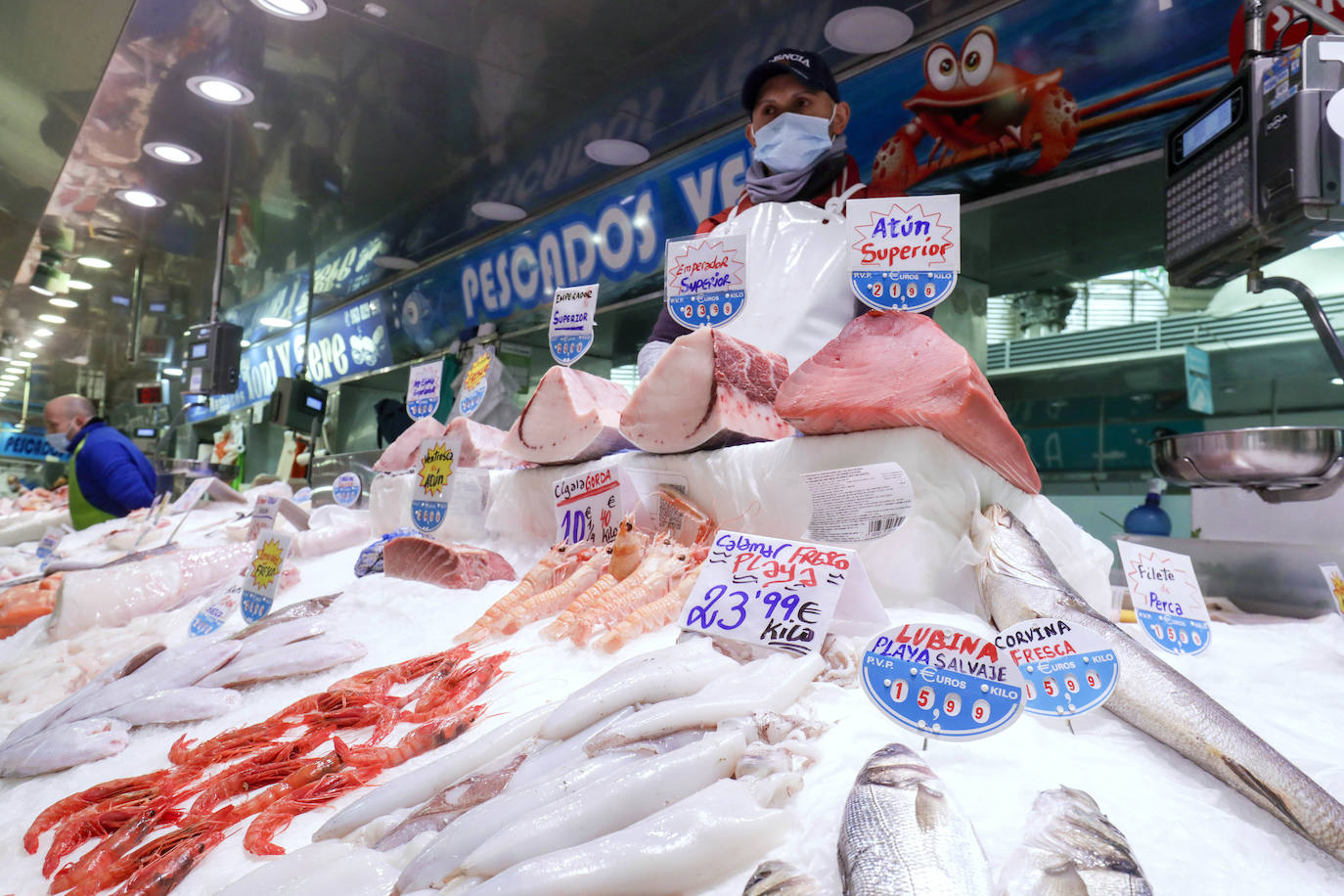 Los puestos del Mercado Central reciben se engalanan para prepararse ante la visita de los consumidores, que adelantan sus compras para las comidas y cenas de Navidad. 