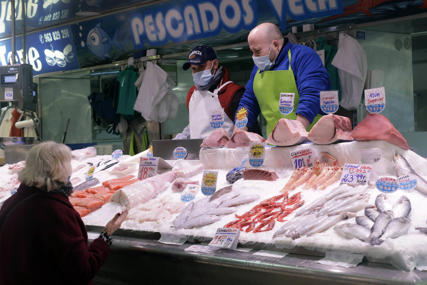 Los puestos del Mercado Central reciben se engalanan para prepararse ante la visita de los consumidores, que adelantan sus compras para las comidas y cenas de Navidad. 