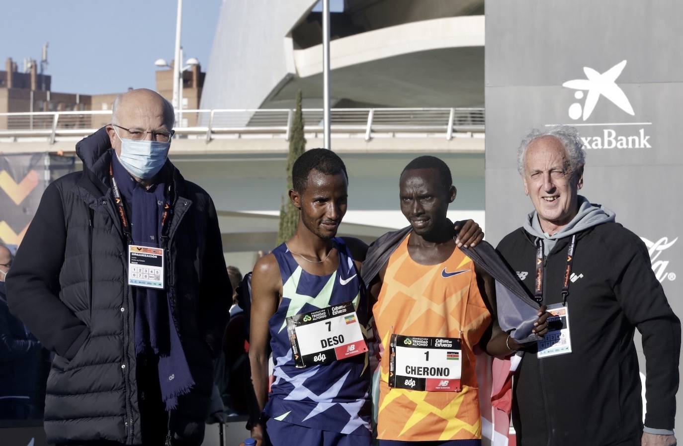 Fotos: Línea de meta del Maratón de Valencia 2021: así ha sido el final de la carrera