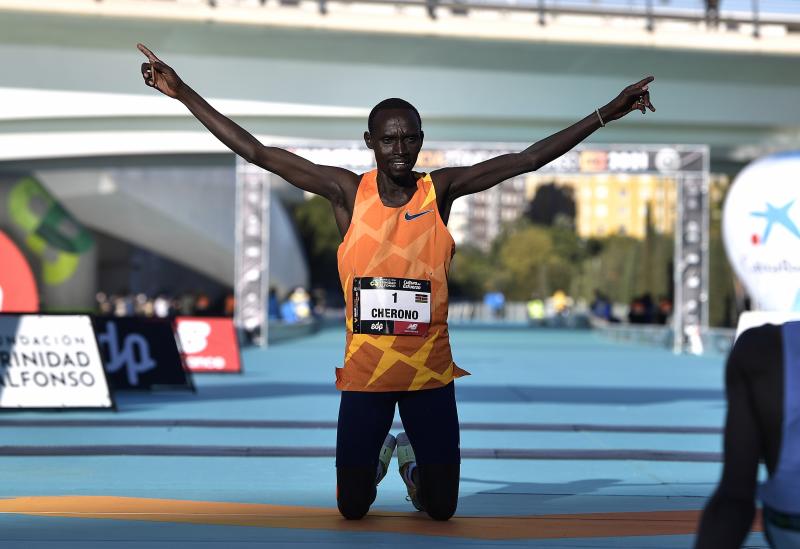 Fotos: Línea de meta del Maratón de Valencia 2021: así ha sido el final de la carrera