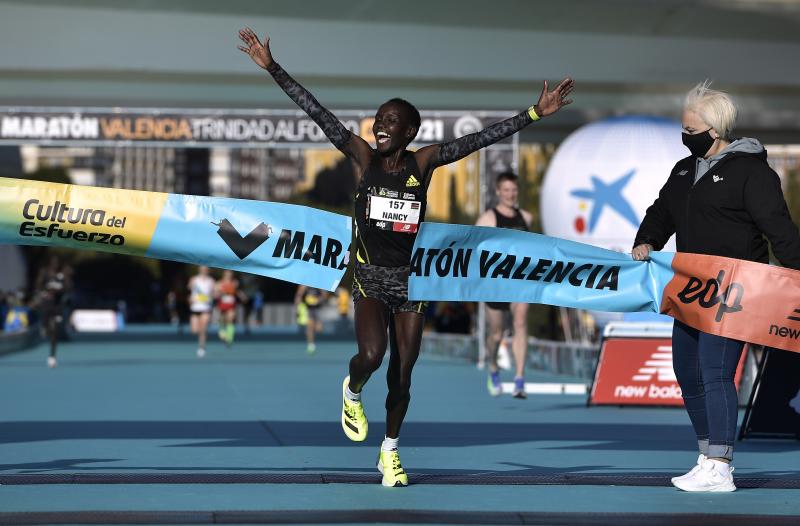 Fotos: Línea de meta del Maratón de Valencia 2021: así ha sido el final de la carrera