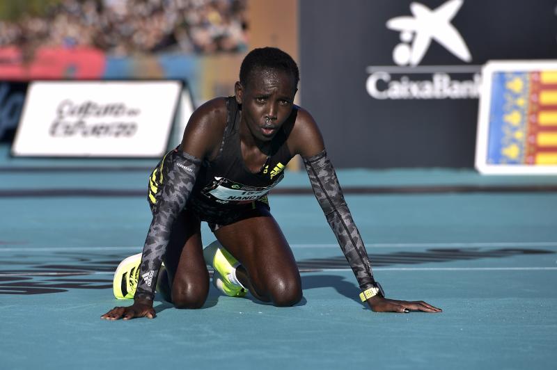 Fotos: Línea de meta del Maratón de Valencia 2021: así ha sido el final de la carrera