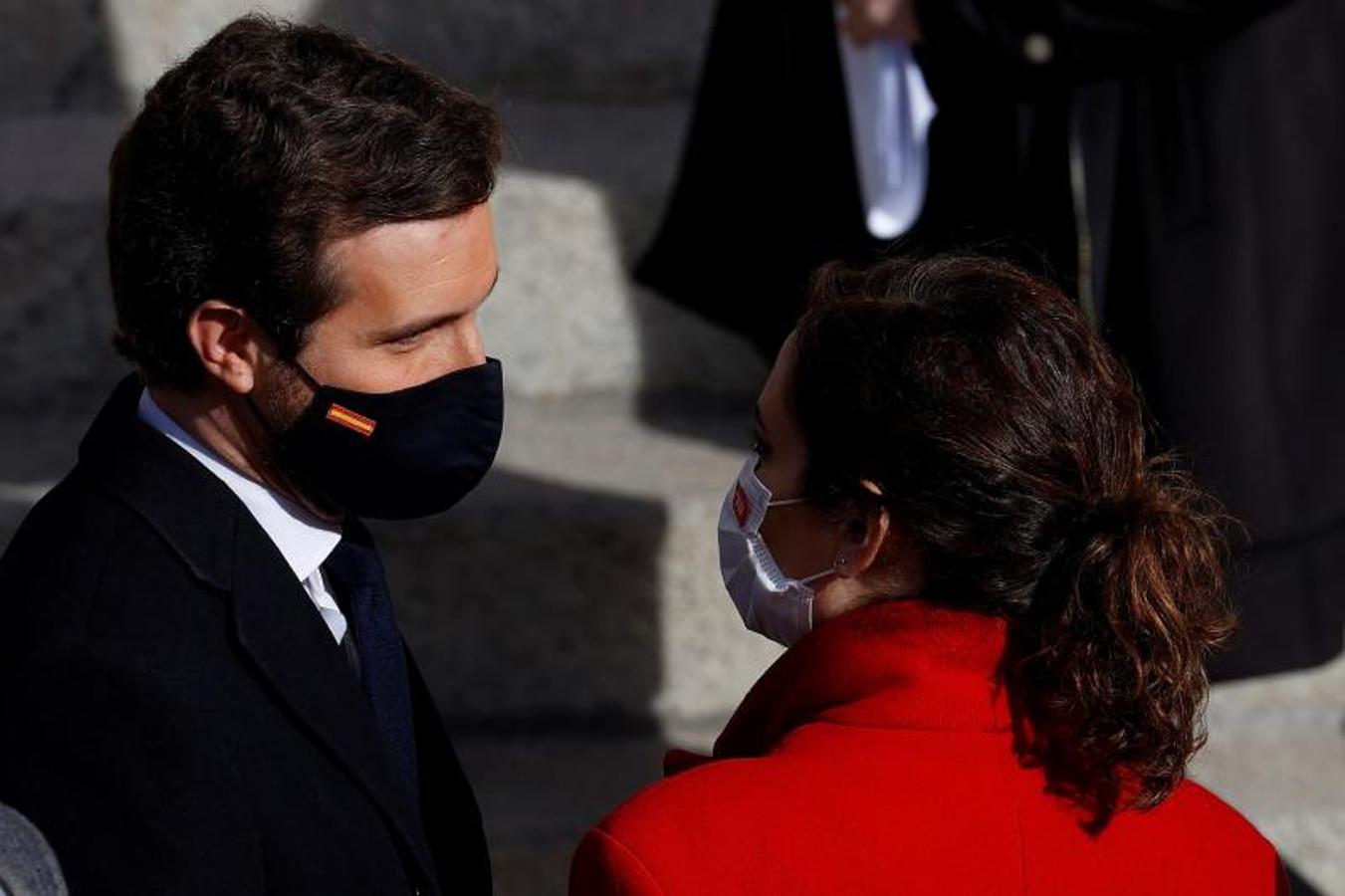 Pablo Casado e Isabel Díaz Ayuso se saludan antes del acto. 