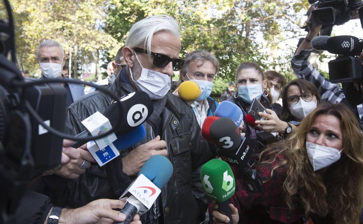 Benavent, rodeado de periodistas tras su última visita a la Ciudad de la Justicia. 