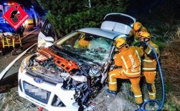 El conductor quedó atrapado por las piernas en el interior del vehículo. 