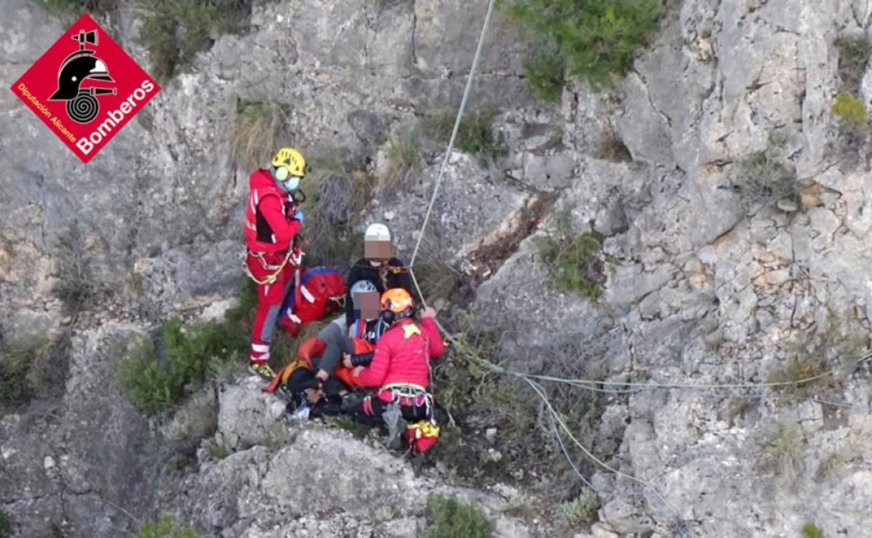 Los servicios de emergencia atienden al escalador en plena montaña. 