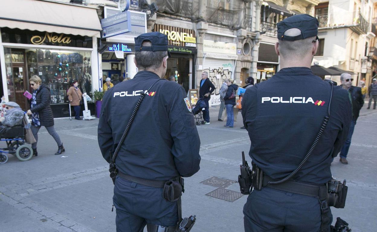 Dos policías en una calle del centro de Valencia. 