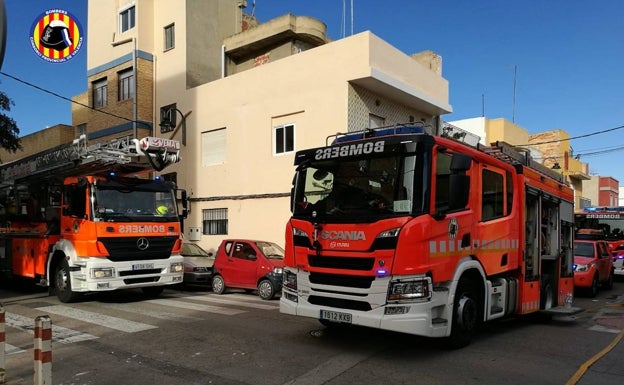 Los camiones de bomberos en el lugar de los hechos. 