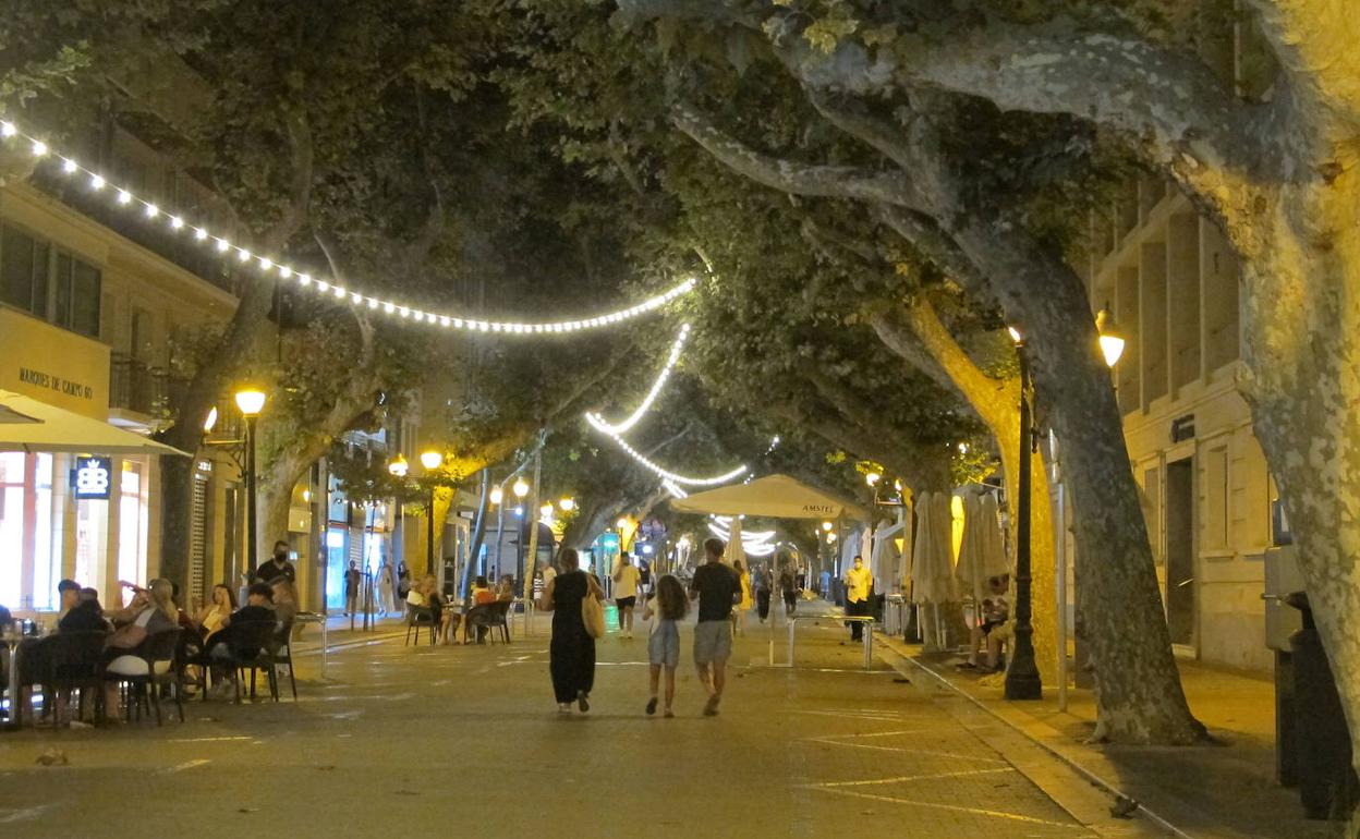 Imagen de archivo de personas paseando por la calle Marqués de Campo. 