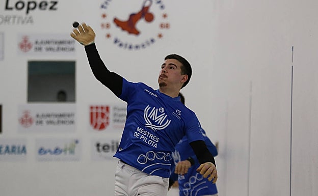 Hilari golpea de volea durante el Trofeu de Mestres. 