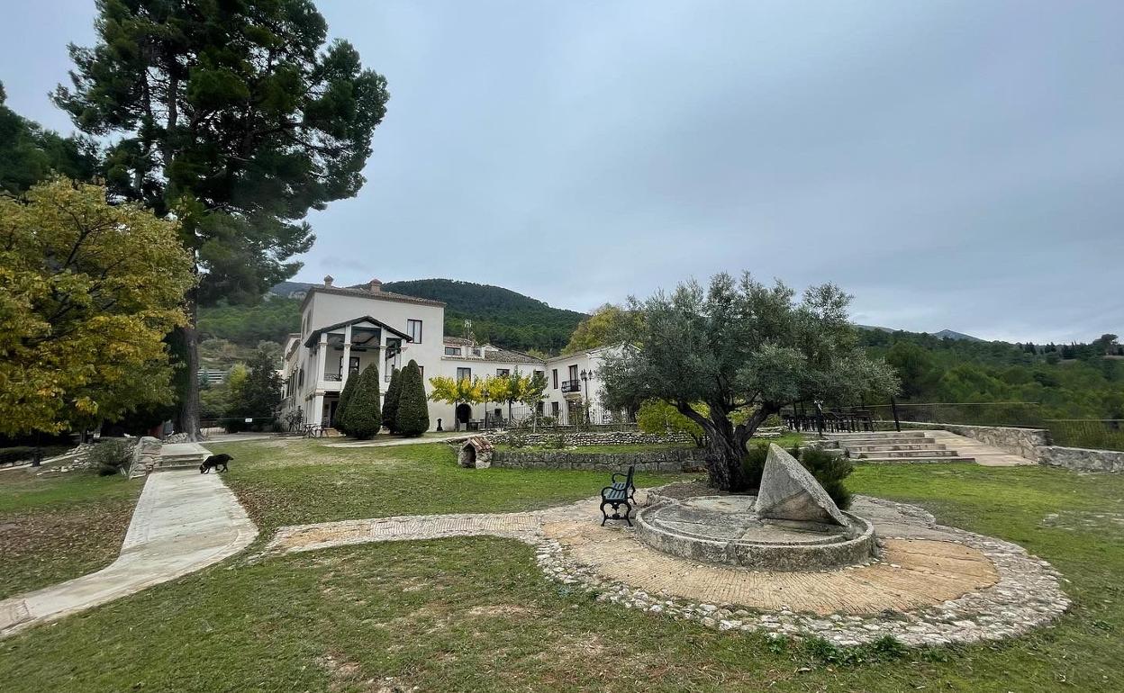 El establecimiento se encuentra en pleno paraje de la Font Roja 