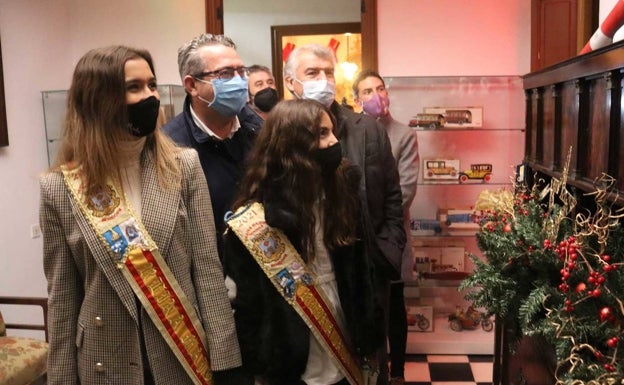 Las reinas de les Festes Majors Patronals en la apertura de BeniNadal. 