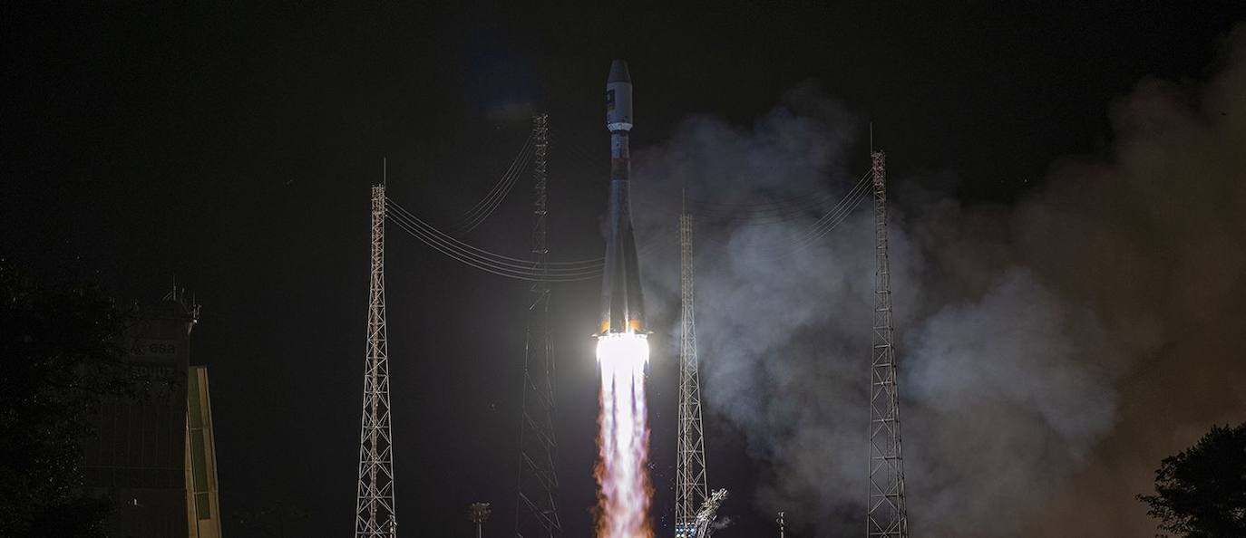 Despegue del cohete Soyuz con los satélites 27 y 28 de la constelación Galileo.