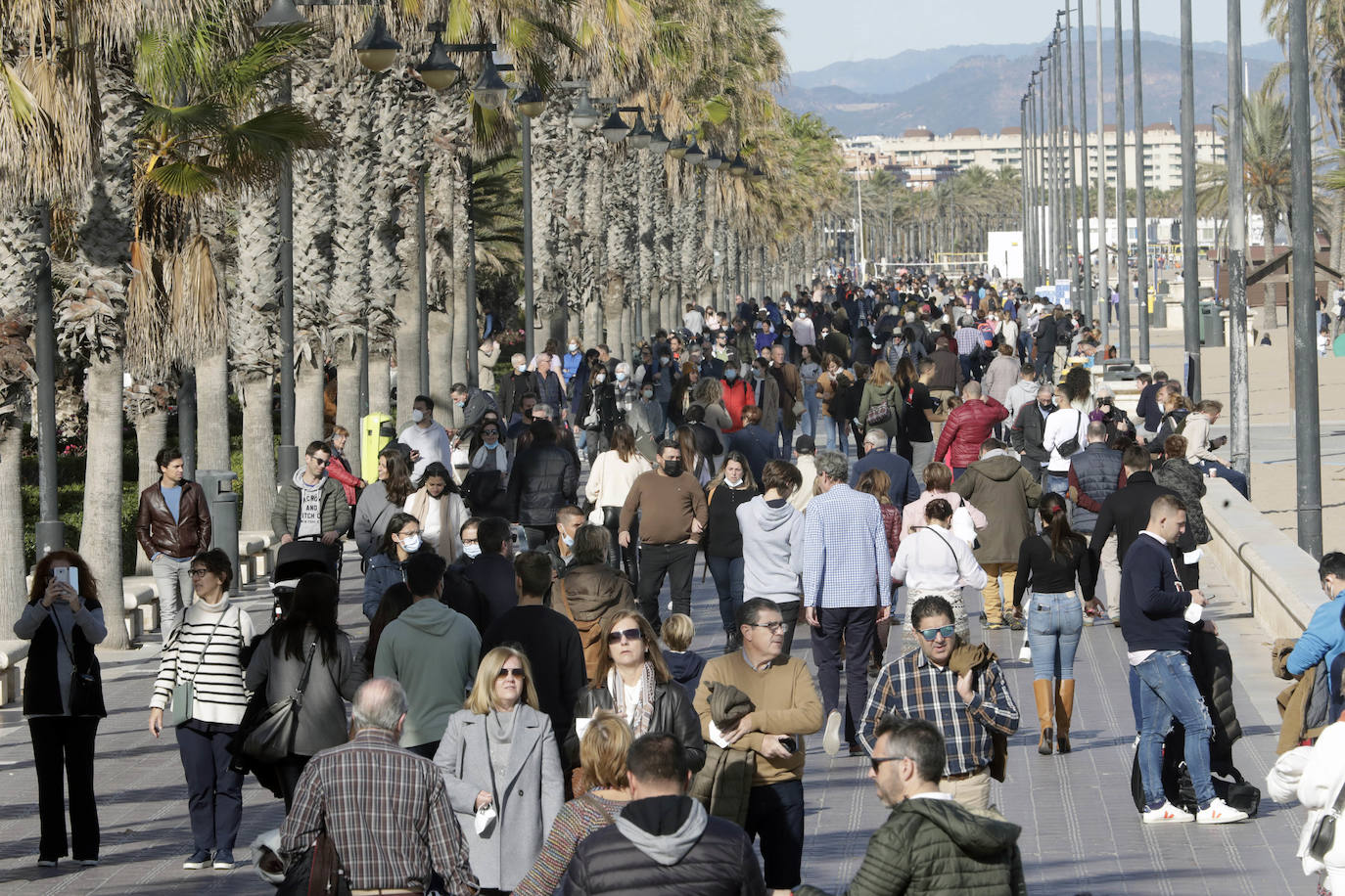 El sol y las buenas temperaturas animan a salir a la calle tanto en el centro de la ciudad como en el paseo marítimo. La hostelería valenciana comienza a pedir el pasaporte Covid, las terrazas se llenan de clientes y cualquier punto de la capital es bueno para pasear.