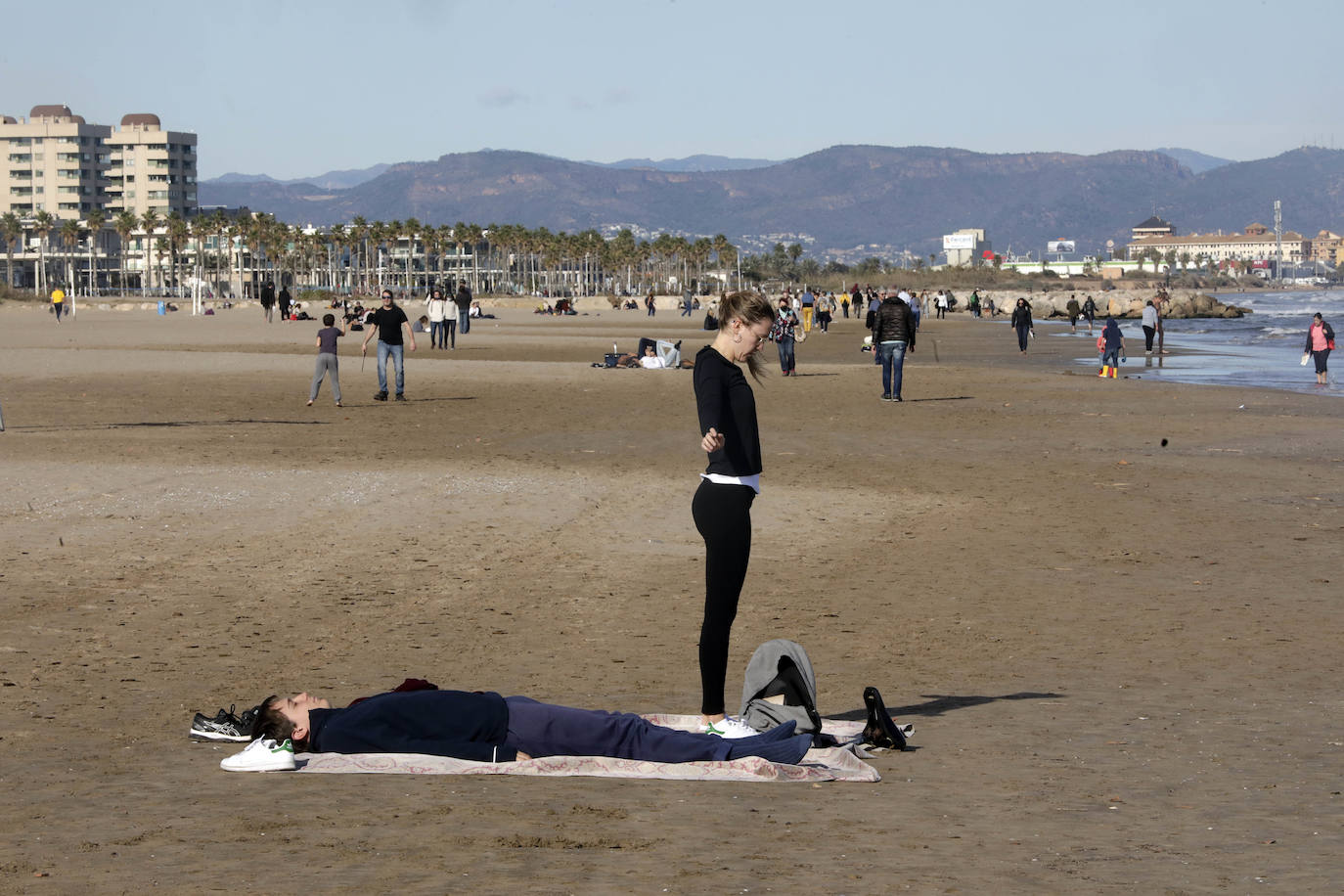 El sol y las buenas temperaturas animan a salir a la calle tanto en el centro de la ciudad como en el paseo marítimo. La hostelería valenciana comienza a pedir el pasaporte Covid, las terrazas se llenan de clientes y cualquier punto de la capital es bueno para pasear.