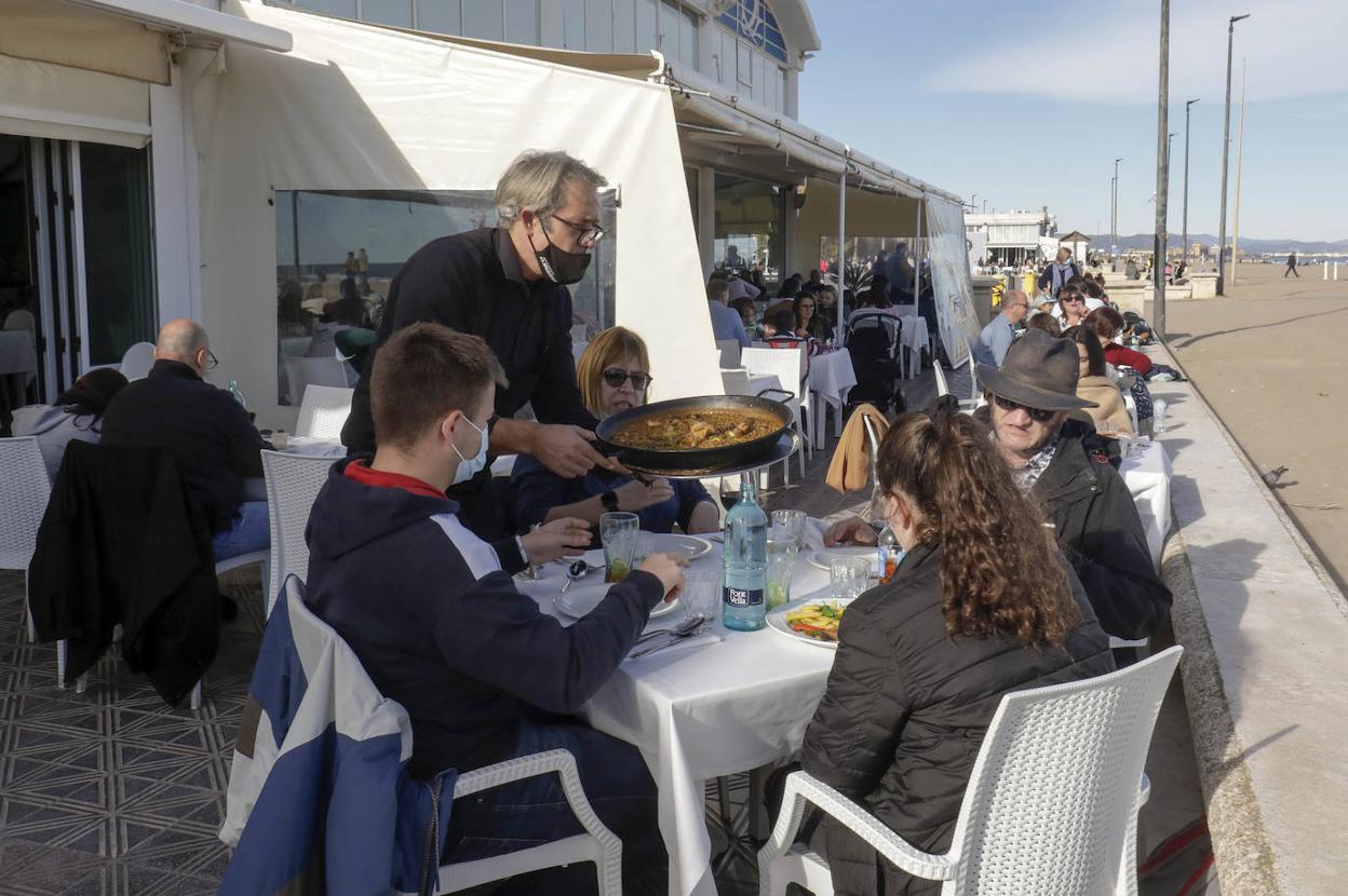 Restaurantes. Los negocios de hostelería de la playa de la Malvarrosa estuvieron llenos durante las horas de la comida. 