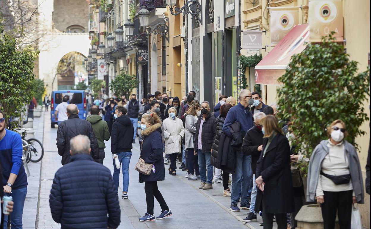 Colas ante el puesto de vacunación instalado en la plaza de Manises. 