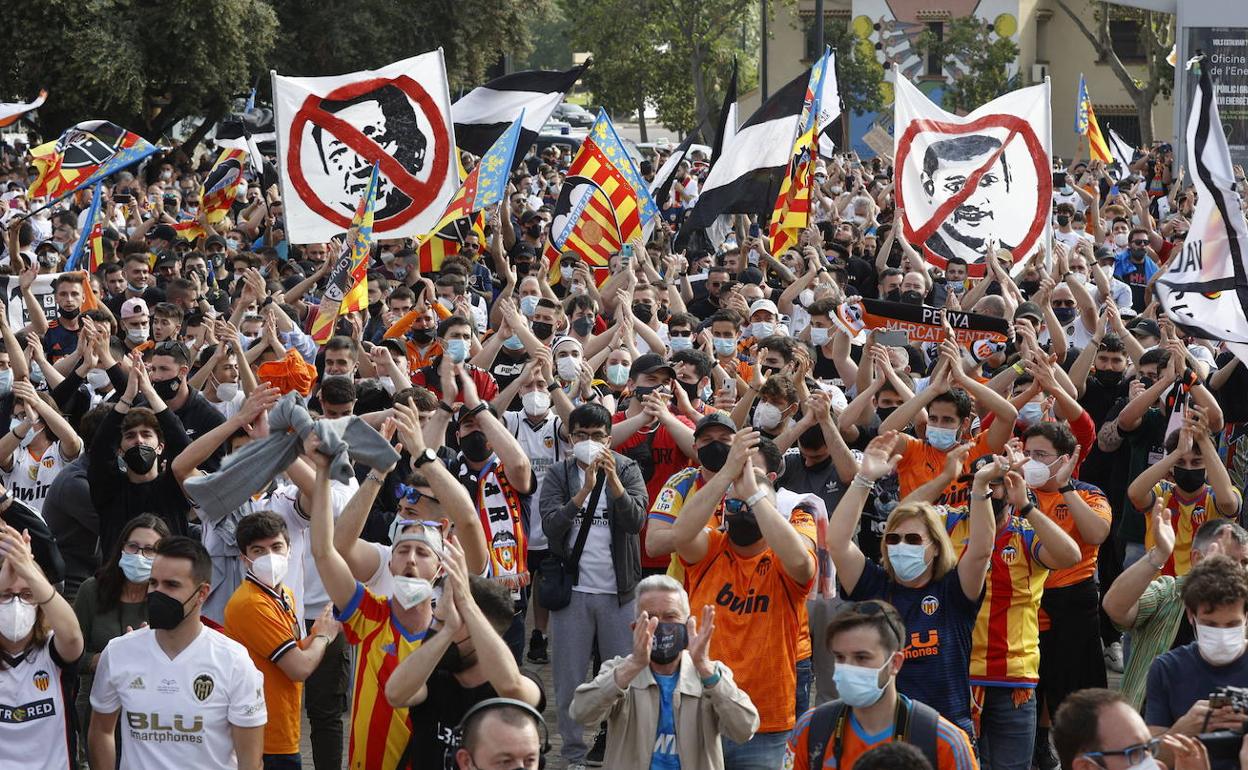 Aficionados del Valencia, durante la última manifestación contra Meriton