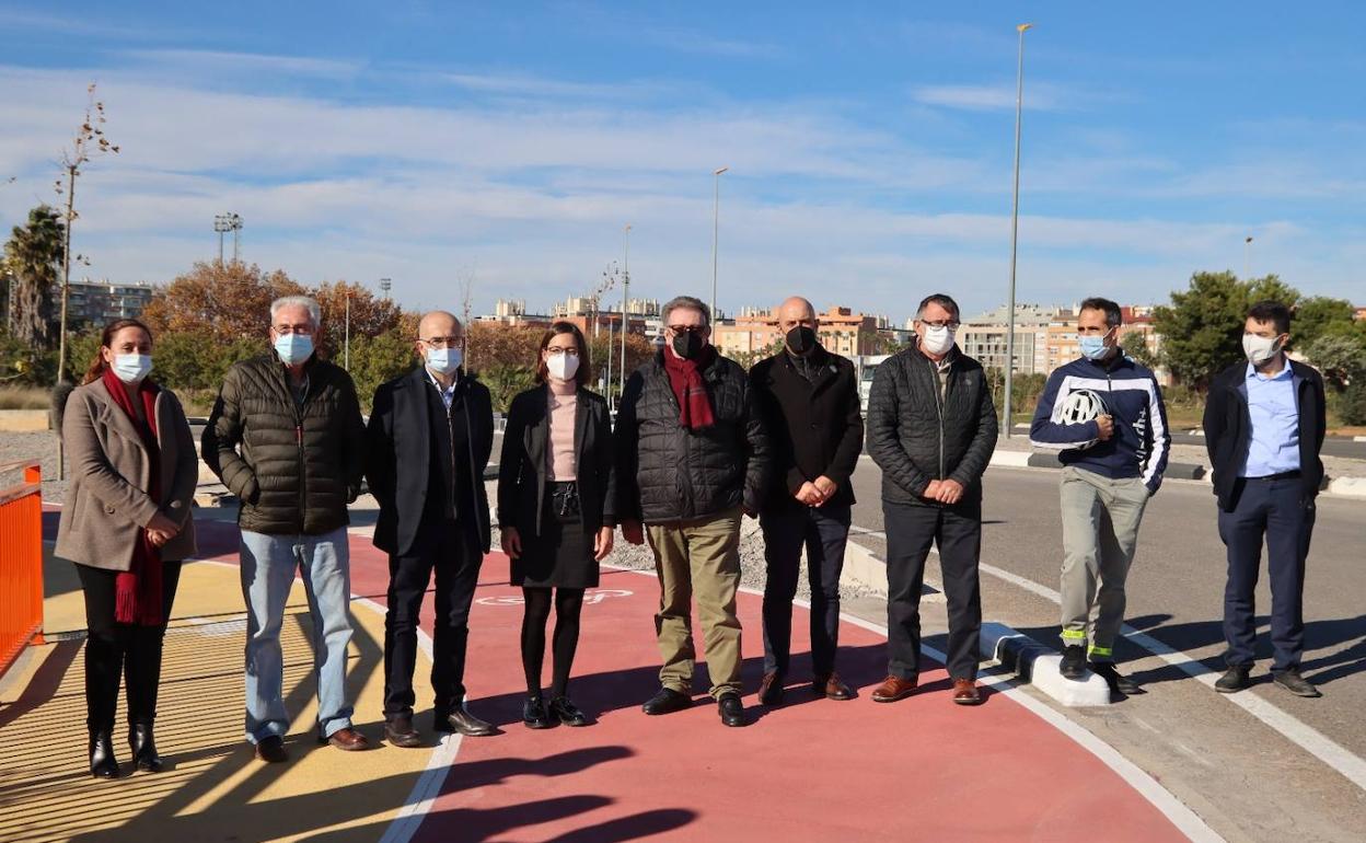 Los alcalde con la directora general, Roser Obrer, en su visita. 