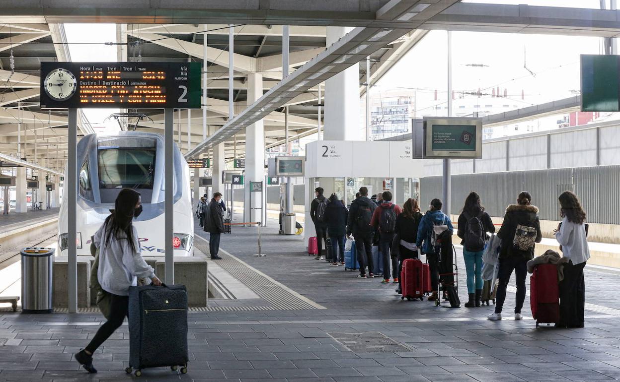 Uno de los andenes de la estación Joaquín Sorolla. 