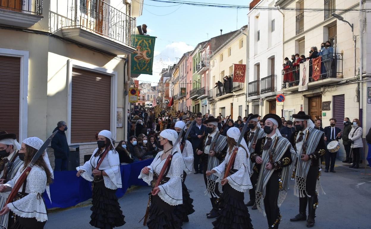 Momento del desfile de este domingo por las calles de La Font de la Figuera. 