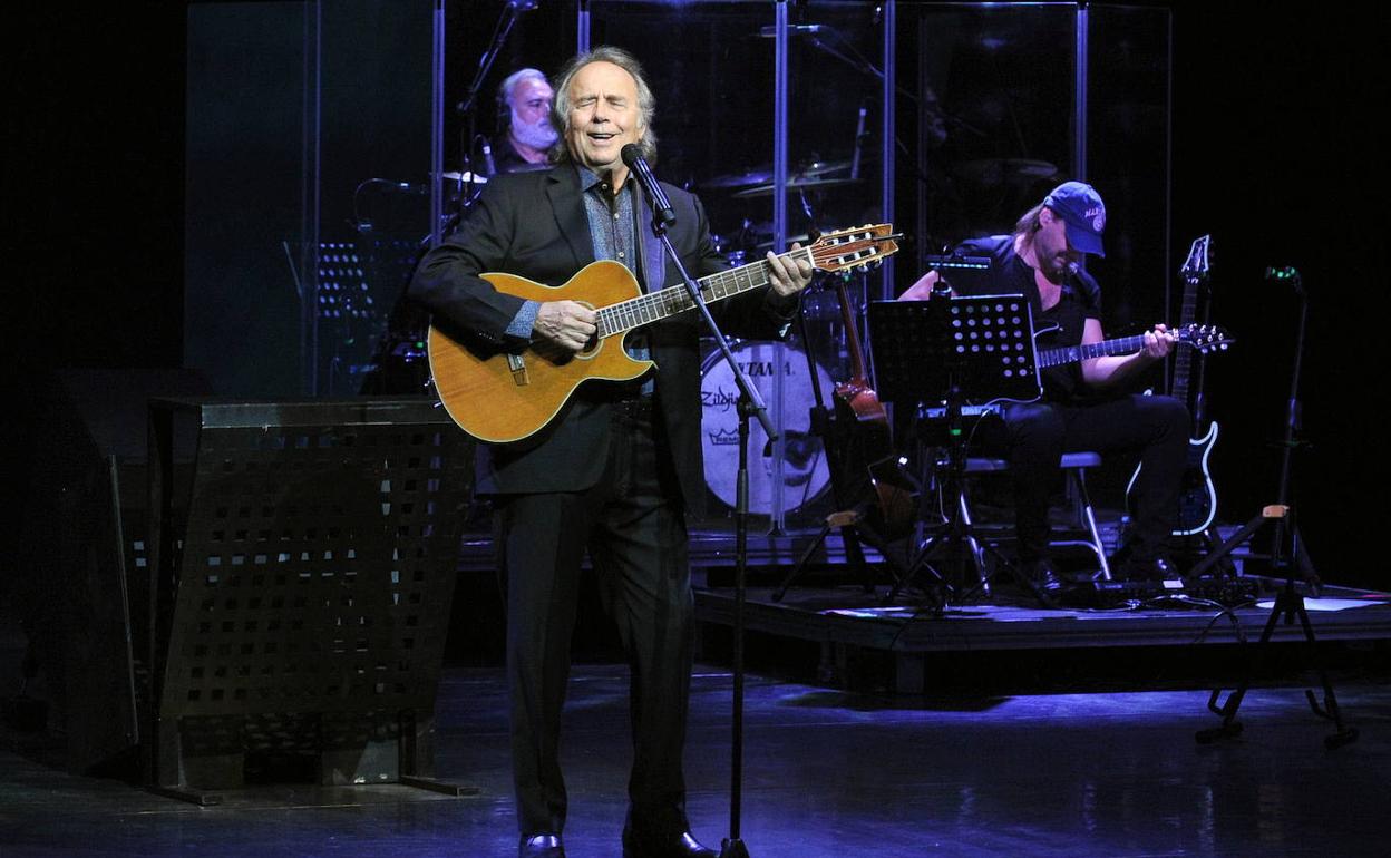 Serrat, en uno de sus últimos conciertos en Valencia. 